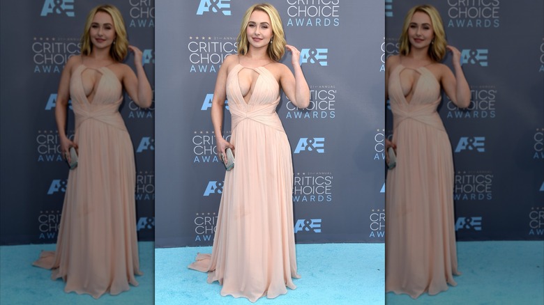 Hayden Panettiere con un vestido de gasa de color rosa claro con abertura en el pecho en enero de 2016.