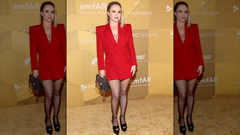 Hayden Panettiere con un elegante vestido de traje rojo con sandalias negras y cabello peinado en noviembre de 2022.