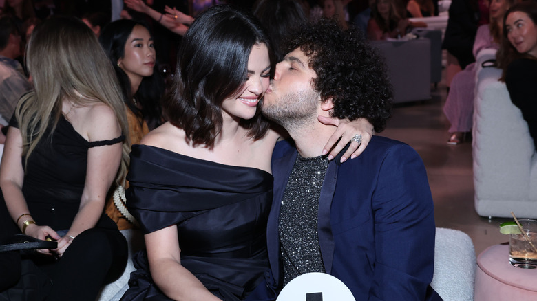 Benny Blanco besando la mejilla de Selena Gomez en 2024