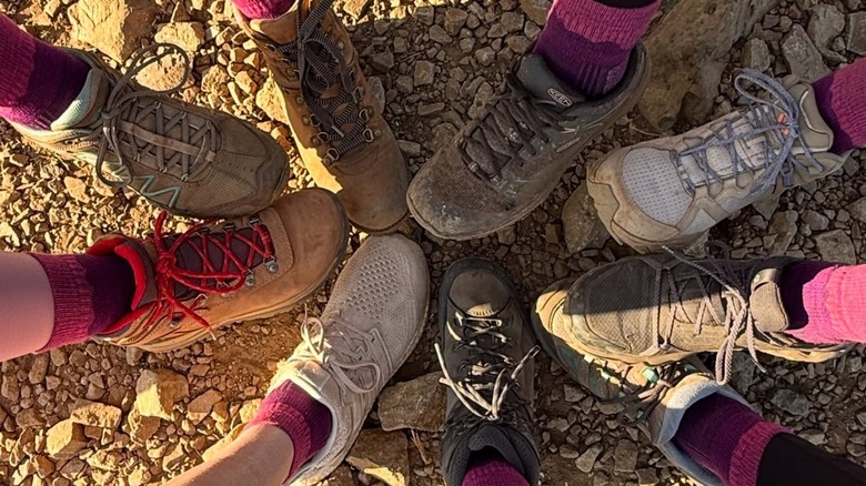 Brittany Coleman y sus compañeros excursionistas posaron con sus calcetines ToughCutie de color rosa brillante durante su 