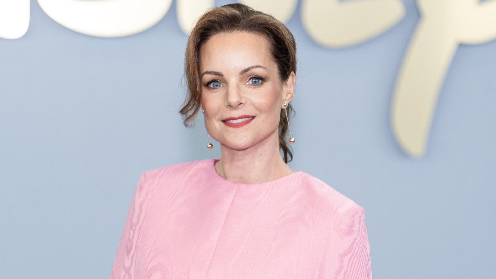 Kimberly Williams-Paisley destacó el peculiar estilo característico de Diane Keaton con compras en subastas