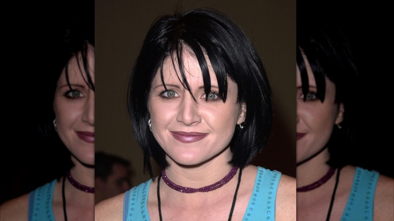 Tina Yothers aparece con el pelo negro azabache en los Radio Music Awards 2000