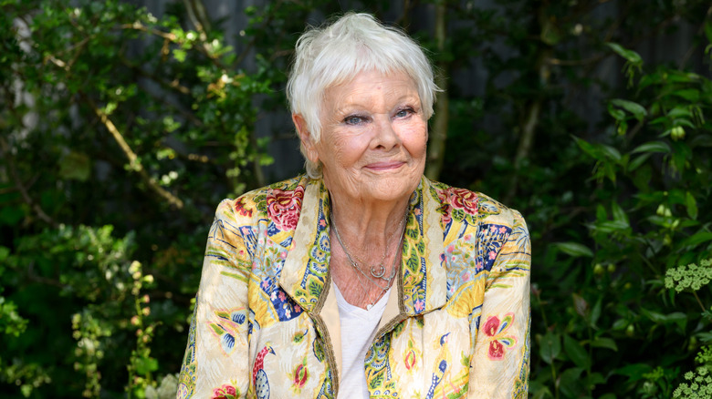 Dame Judi Dench sentada en un jardín
