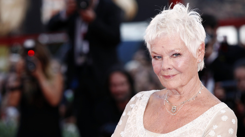Judi Dench en la alfombra roja