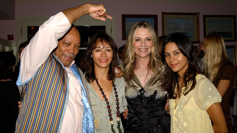 Quincy Jones, Rashida Jones, Peggy Lipton y Kidada Jones posando juntos.