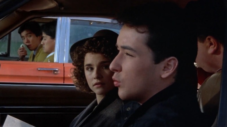 Diane Franklin sentada junto a John Cusack en