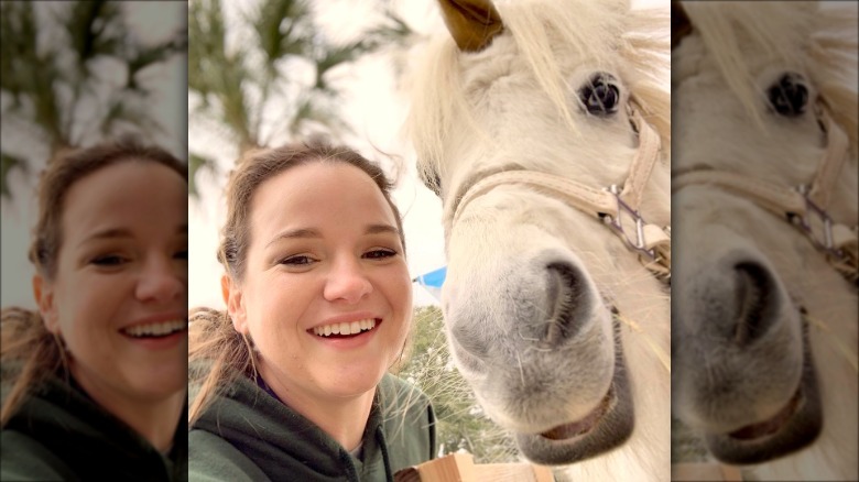 Selfie de Kay Panabaker con un caballo