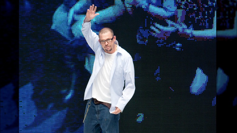Alexander McQueen después de un desfile durante la Semana de la Moda de París en 2009.