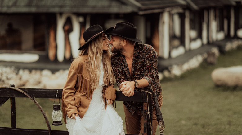 pareja en un rancho