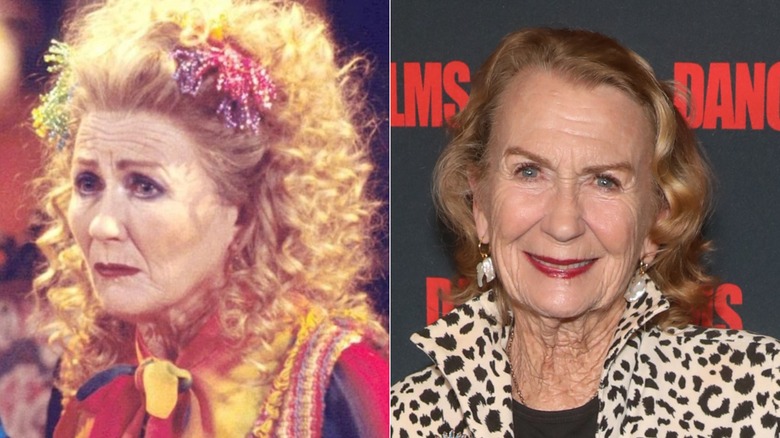 A la izquierda, Juliet Mills luce su cabello rubio peinado en voluminosos rizos con ropa de colores brillantes mientras interpreta a Tabitha Lenox en una escena de 