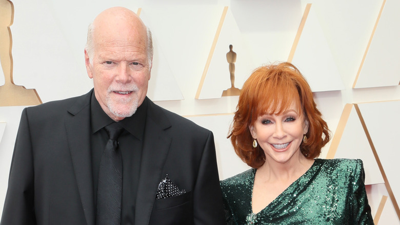 Reba McEntire y Rex Linn posando en los Premios de la Academia 2022