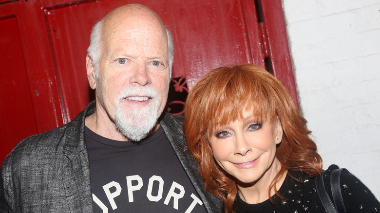 Reba McEntire y Rex Linn posando juntos