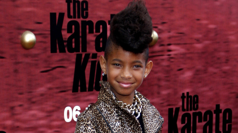 Willow Smith en un evento en 2010 luciendo un conjunto de estampado animal con cabello voluminoso.
