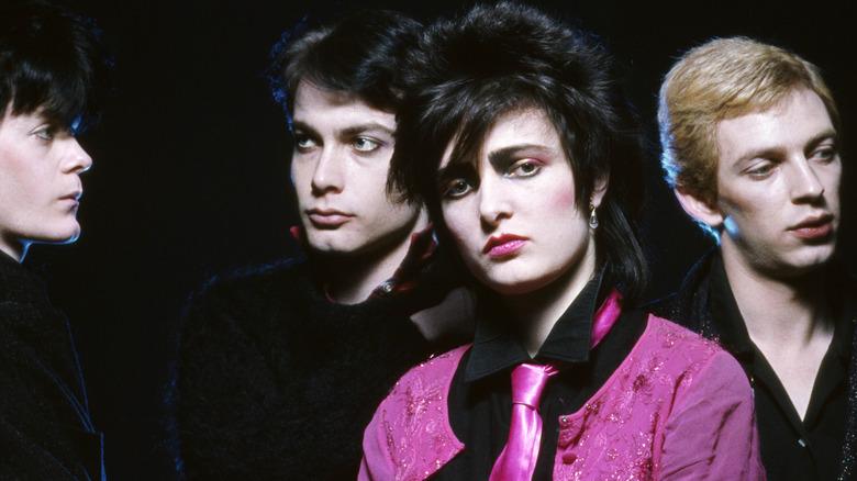 Siouxsie and the Banshees posando en una foto promocional.