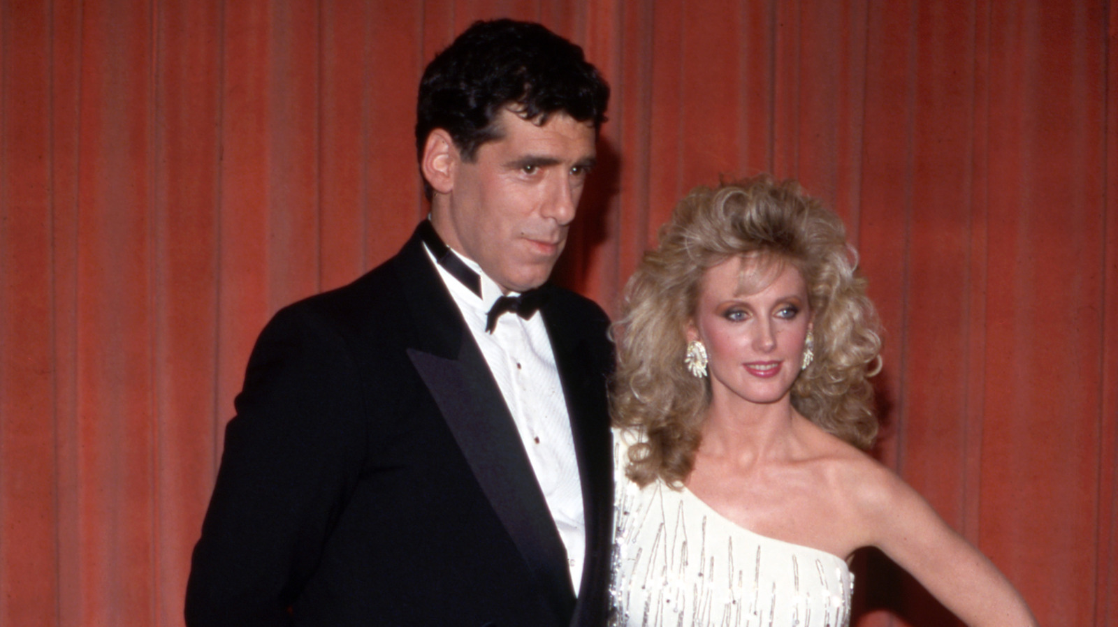 El look de Morgan Fairchild en los Globos de Oro de 1985 es uno de sus momentos más subestimados en la alfombra roja
