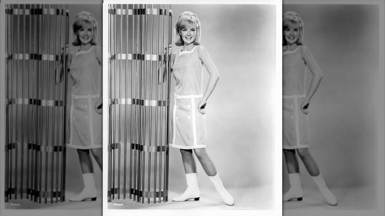 Shelley Fabares posando casualmente en una foto promocional para 