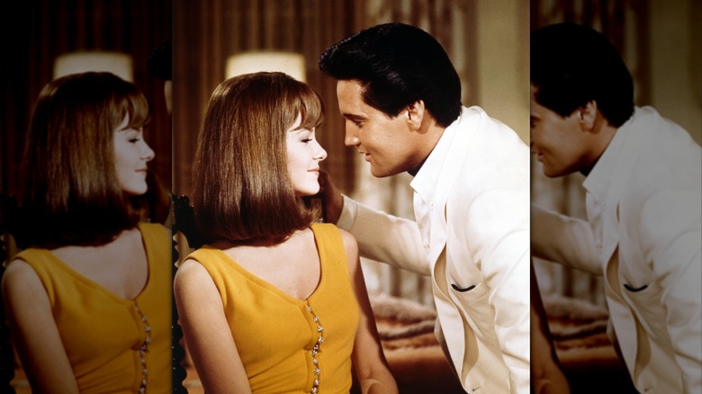 Shelley Fabares con un vestido amarillo y Elvis Presley con un traje blanco en 