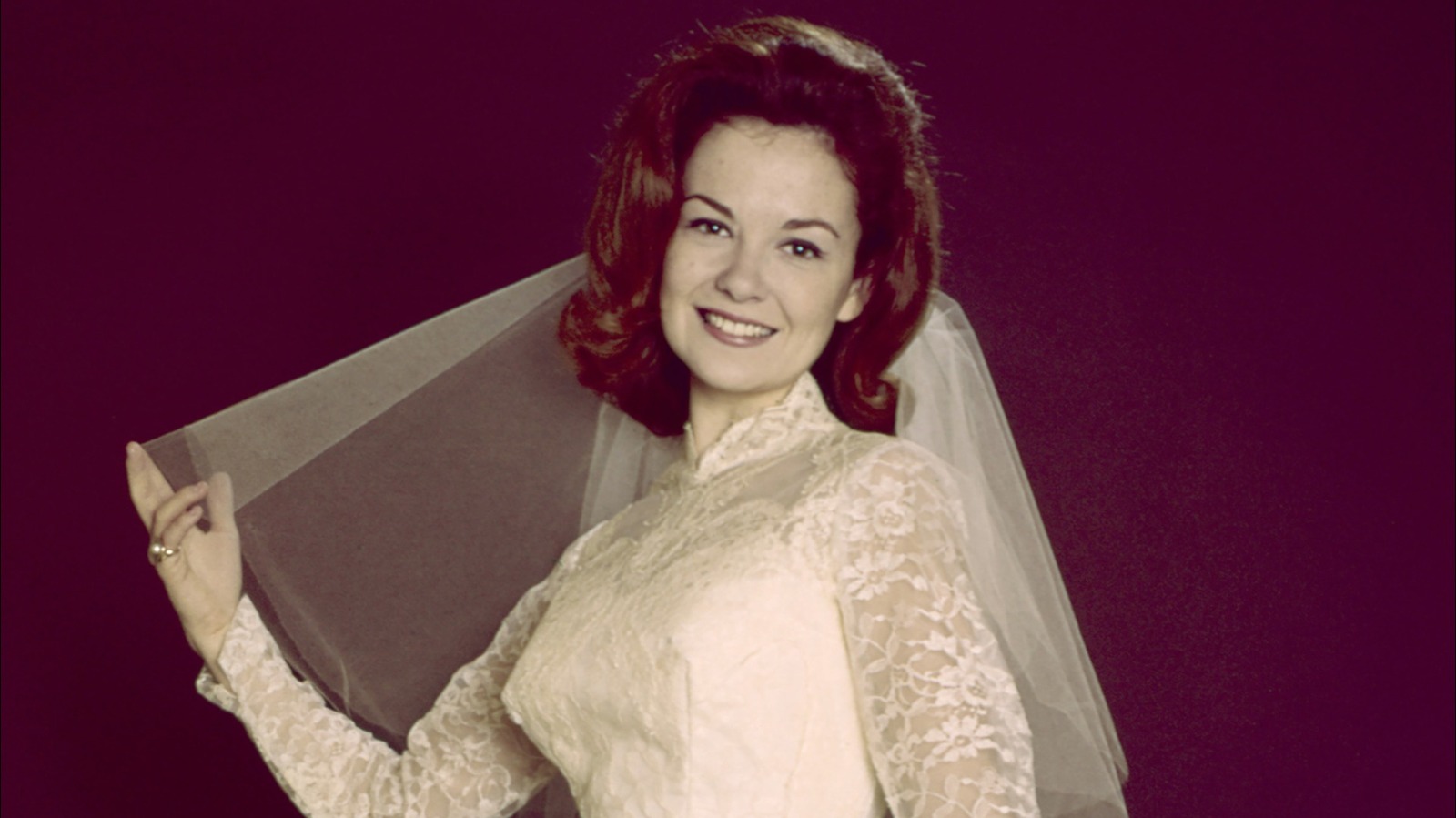 7 fotos retrospectivas de Shelley Fabares que capturaron perfectamente los años 60