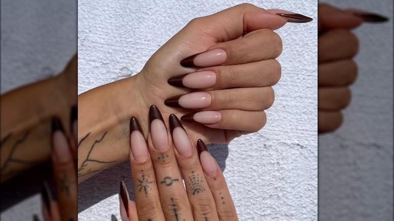 Manicura francesa larga almendrada con puntas marrones.