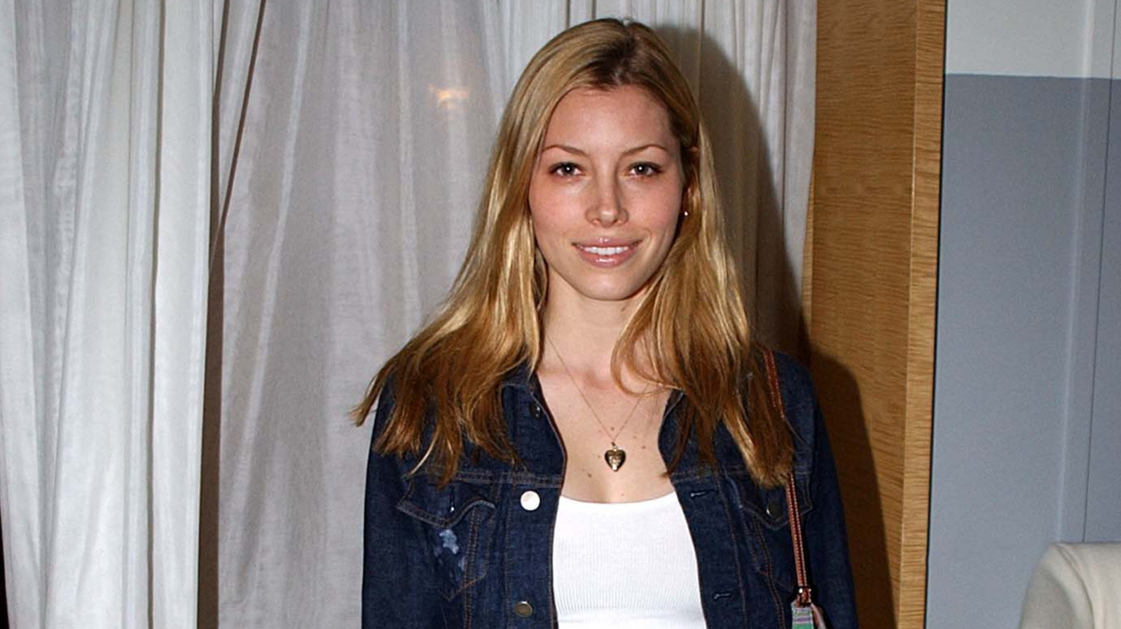 El estilo de chica cool de Jessica Biel de principios de la década de 2000 todavía nos inspira hoy