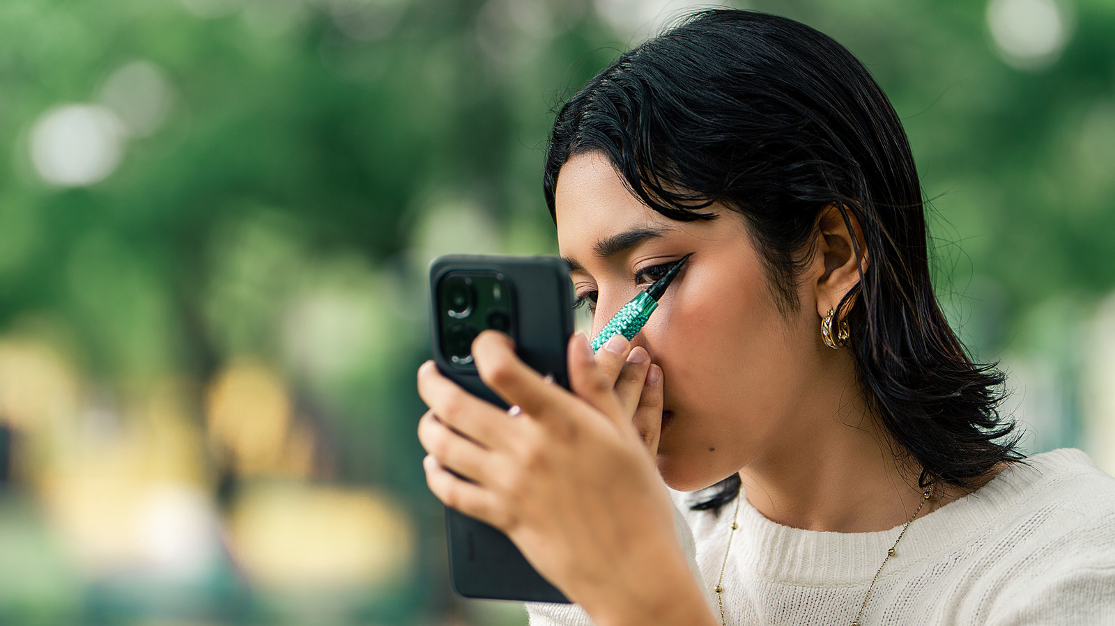 Consejos y trucos que facilitan la aplicación del delineador de ojos en los ojos encapuchados