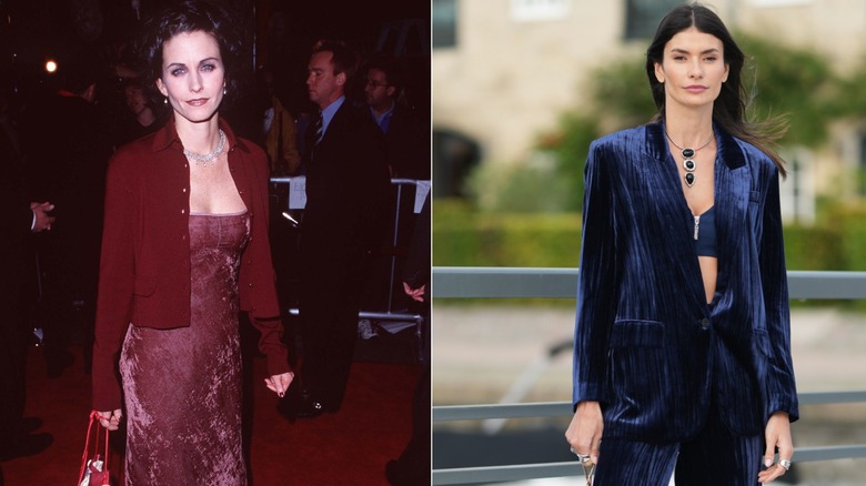 Izquierda: Courteney Cox lleva un vestido de terciopelo arrugado en el estreno de 
