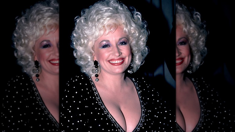 Dolly Parton en 1984 con un top negro adornado con pedrería.