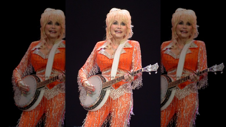Dolly Parton se presenta en el escenario para un evento benéfico de Dolly's Imagination Library de 2014.