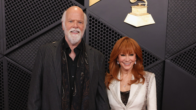 Rex Linn y Reba McEntire asisten a la 68.a entrega de los premios GRAMMY el 1 de febrero de 2026