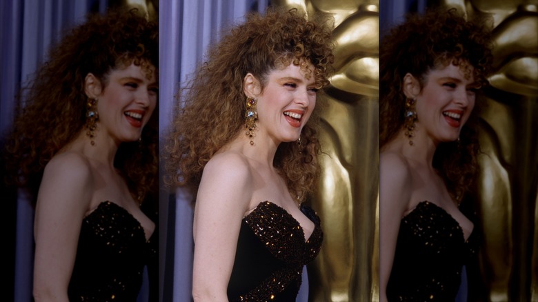 Bernadette Peters asiste a los Premios de la Academia de 1987 luciendo un voluminoso estilo rizado