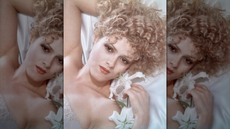 Bernadette Peters posa para un retrato con el pelo rojo y rizado