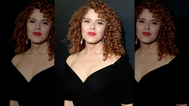Bernadette Peters fotografiada en 2016 con rizos más cortos