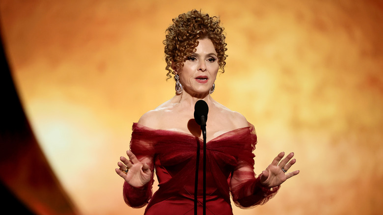 Bernadette Peters asiste a los Premios Tony 2026 con un recogido rizado