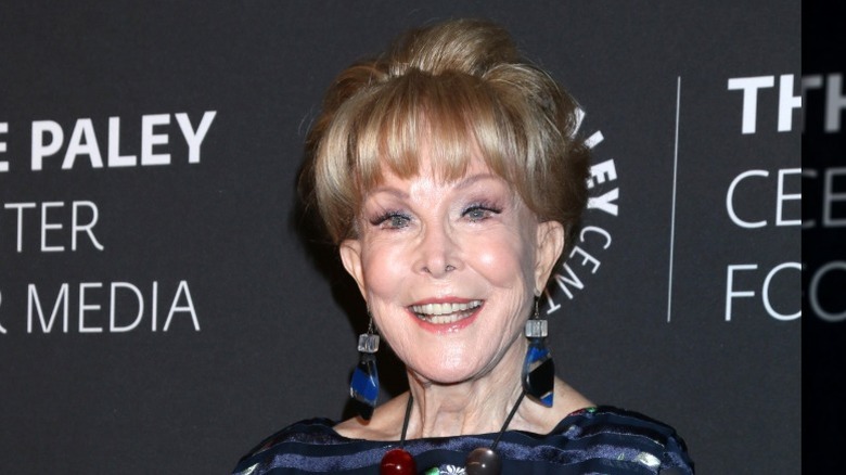 Barbara Eden posa en la alfombra roja del Paley Center Honors en 2019