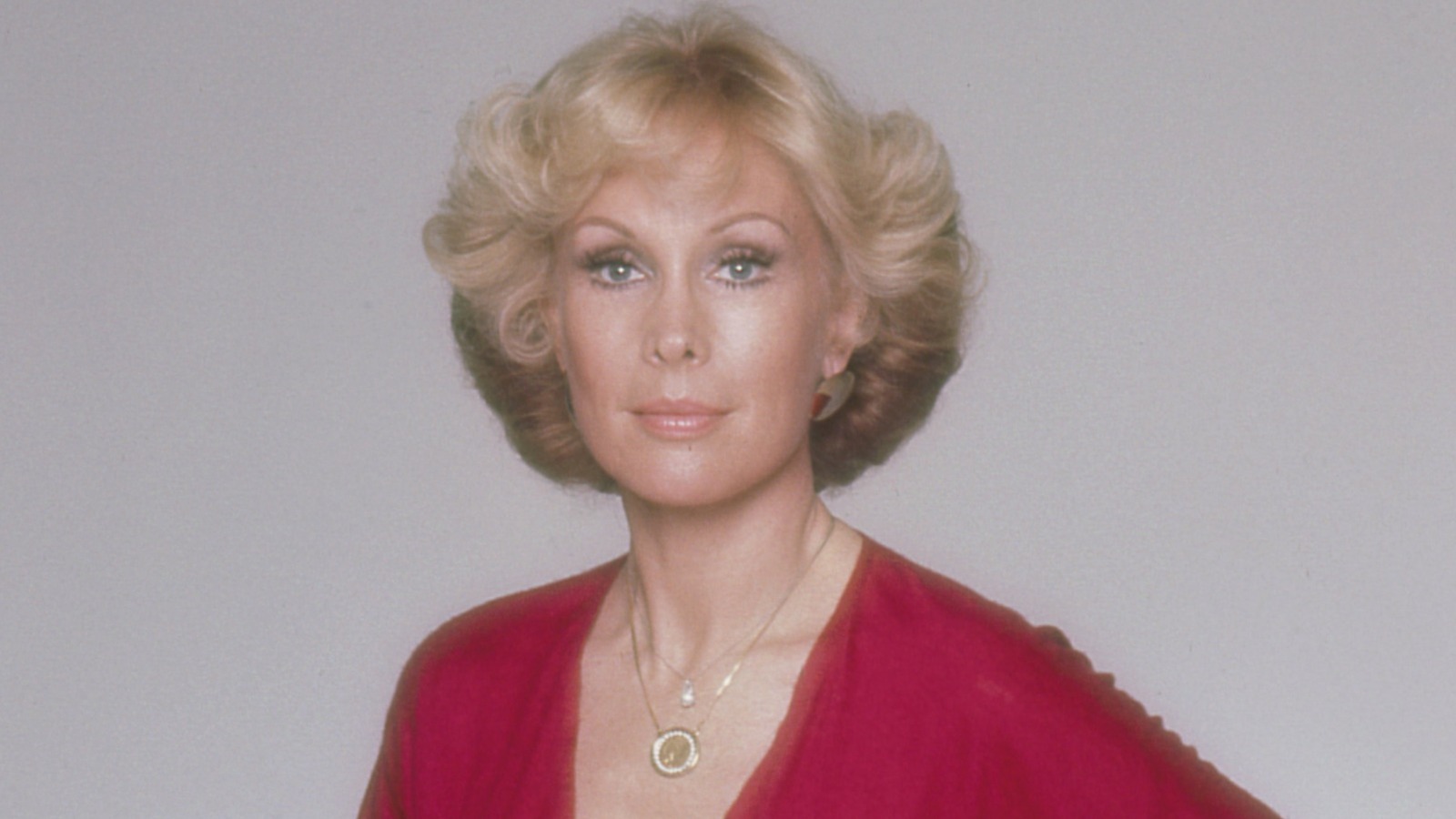 7 preciosos peinados de Barbara Eden para replicar si tienes el pelo corto
