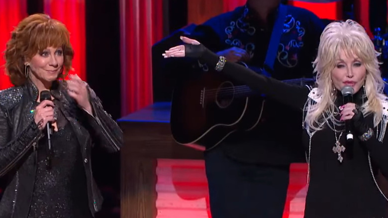 Reba McEntire y Dolly Parton en el Grand Ole Opry