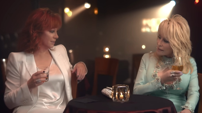 Reba McEntire y Dolly Parton en el vídeo musical Does He Love You