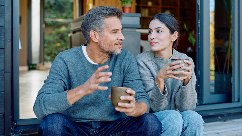 Pareja hablando tomando un café