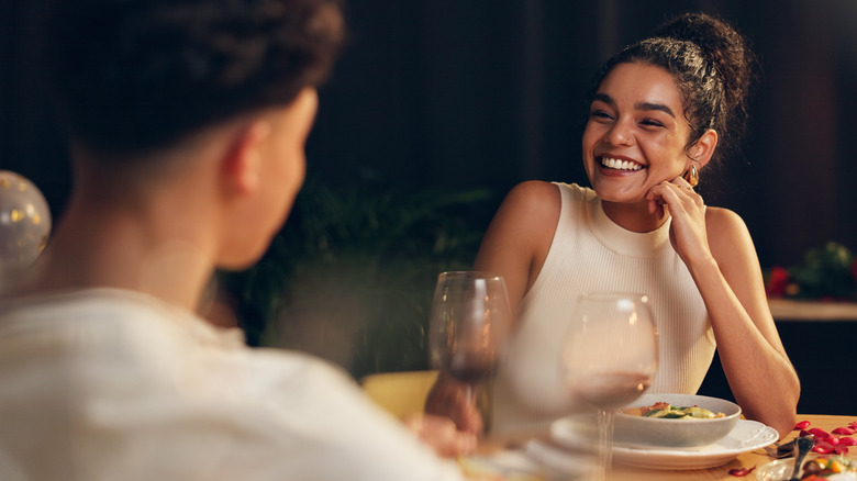 Pareja joven en una cita en un restaurante