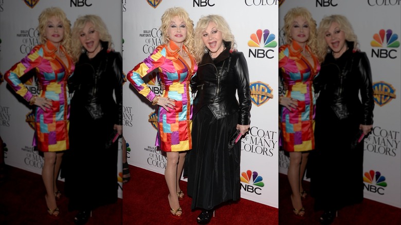 Dolly y Stella Parton en el estreno de "El abrigo de muchos colores de Dolly Parton" en 2015.