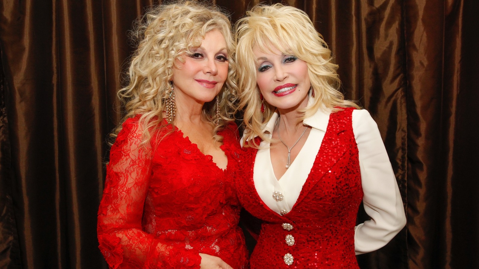La famosa hermana de Dolly Parton, Stella, de 77 años, sigue siendo tan impresionante hoy