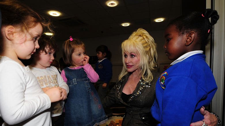 La cantante superestrella del country y el oeste Dolly Parton se reúne con jóvenes escolares en el Parque Magna de Ciencias y Aventuras el 5 de diciembre de 2007.