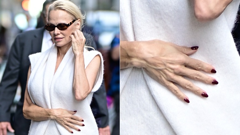 Pamela Anderson viste toda de blanco con gafas de sol y una manicura roja.