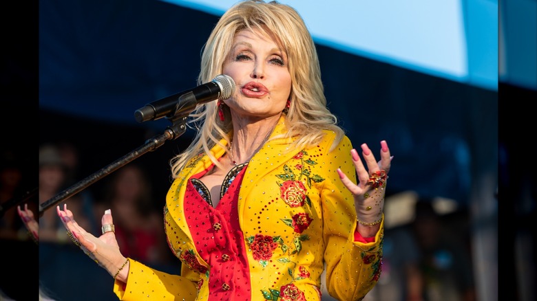 Dolly Parton actúa en el Newport Folk Festival en 2019.