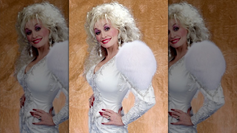 Un retrato de Dolly Parton vestida de blanco de 1989.