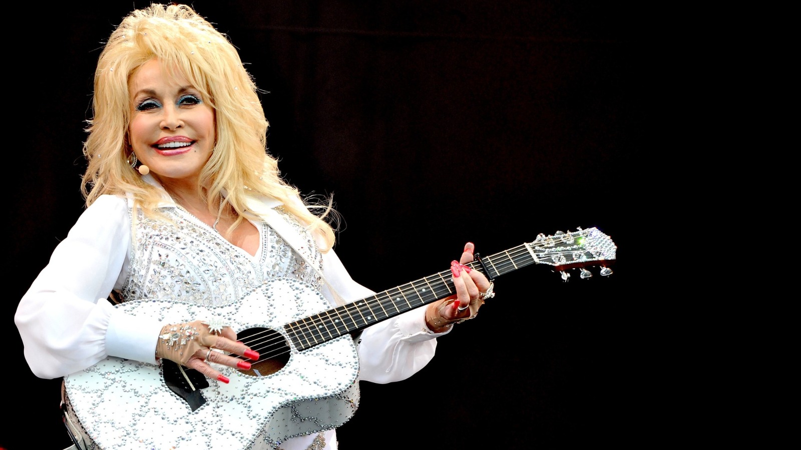 7 manicuras llamativas de Dolly Parton que aseguraron su lugar como la reina del acrílico