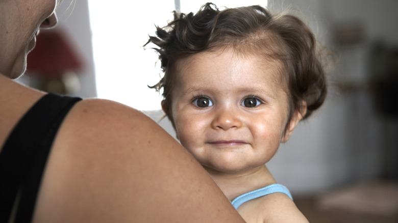 Un bebé feliz y sonriente