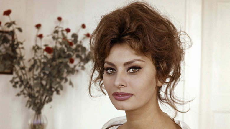 Sophia Loren con un escotado vestido blanco