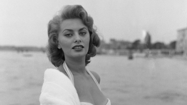 Sophia Loren fotografiada en un taxi acuático