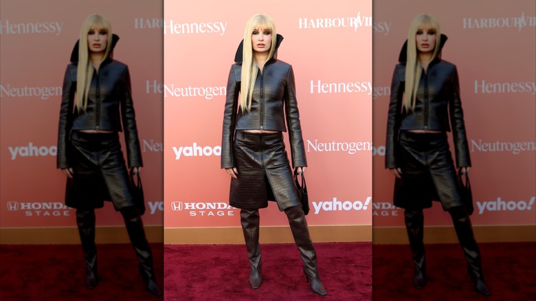 Kim Petras usa botas de cuero negras y una falda a juego en el evento Billboard Women in Music 2026.